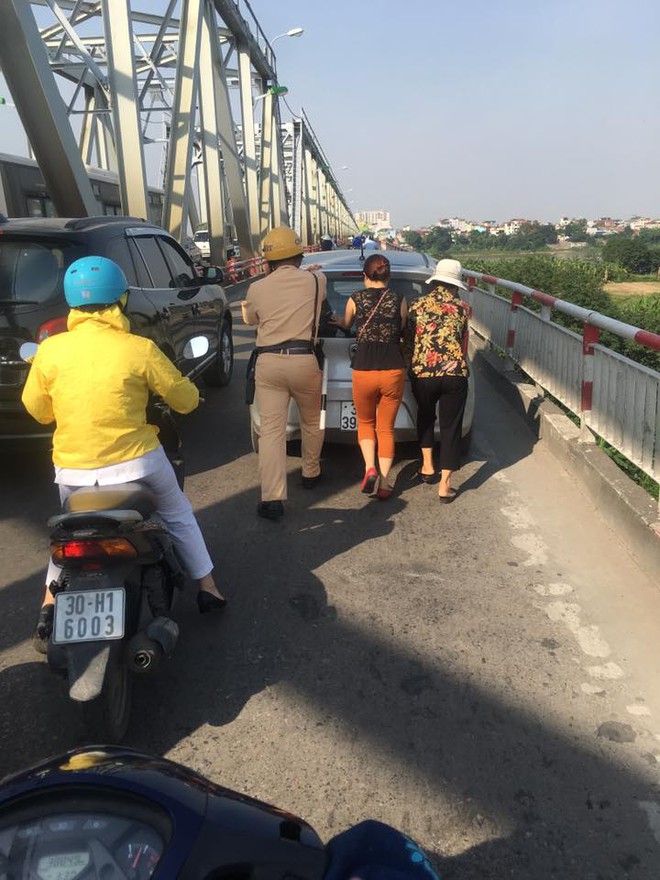Hình ảnh đẹp: CSGT Hà Nội đẩy giúp xe ô tô chết máy trên cầu Chương Dương - Ảnh 2.