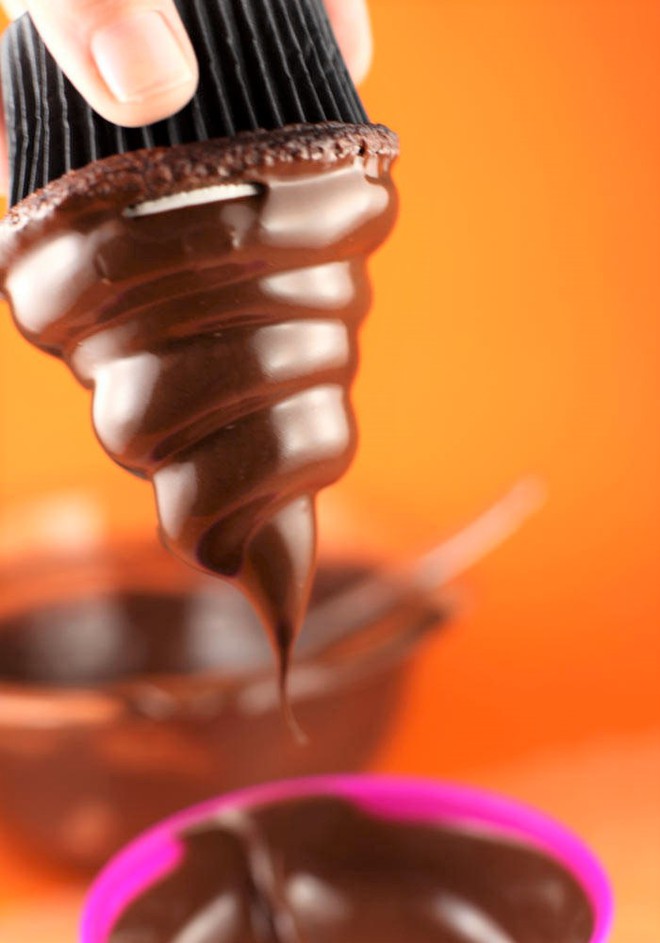 Cupcake chocolate ch&oacute;p cao nh&acirc;n mứt nh&igrave;n đ&atilde; muốn cắn ngay - Ảnh 11.