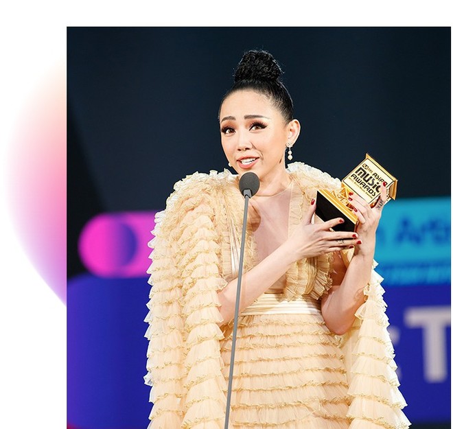 Đừng hỏi vì sao Tóc Tiên đạt giải “Nghệ sĩ xuất sắc nhất tại Việt Nam” khi cô nàng đã có một năm 2017 đầy thành tựu - Ảnh 3.