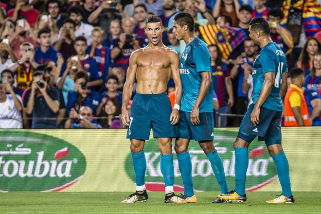 Fan lại gục đổ trước màn khoe body của Ronaldo - Ảnh 3.