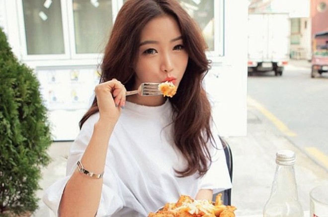 Ng&agrave;y c&agrave;ng nhiều người trẻ c&oacute; triệu chứng đau dạ d&agrave;y chỉ v&igrave; mắc phải những th&oacute;i quen xấu sau - Ảnh 1.