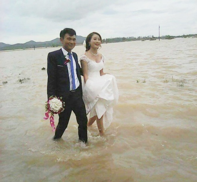 Nước ngập mênh mông, các cặp đôi ở Nghệ An vẫn quyết tâm chạy lũ tổ chức đám cưới - Ảnh 1.