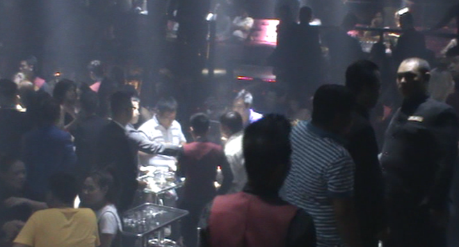 Đột kích quán bar ở trung tâm Sài Gòn, khoảng 200 dân chơi có biểu hiện phê ma tuý - Ảnh 2.