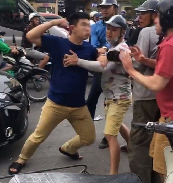 Anh Tây bị hai thanh niên xăm trổ đánh chảy máu mũi sau va chạm trên đường phố Hà Nội - Ảnh 1.