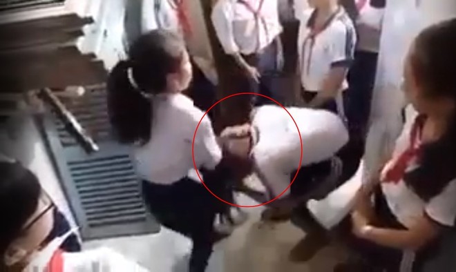 Xôn xao nữ sinh THCS đánh bạn dã man rồi quay clip đăng Facebook - Ảnh 1.