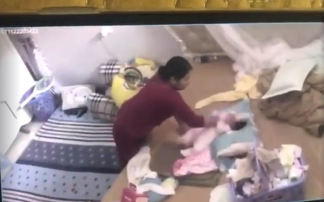 Mở camera theo dõi ra xem, người mẹ bàng hoàng phát hiện con hơn 1 tháng tuổi bị giúp việc tung hứng dã man - Ảnh 3.