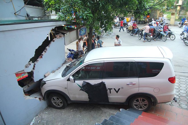 H&agrave; Nội: Thanh ni&ecirc;n l&aacute;i xe &ocirc; t&ocirc; đạp nhầm ch&acirc;n ga đ&acirc;m thủng tường qu&aacute;n nước, chủ nh&agrave; đ&ograve;i bồi thường 200 triệu - Ảnh 1.