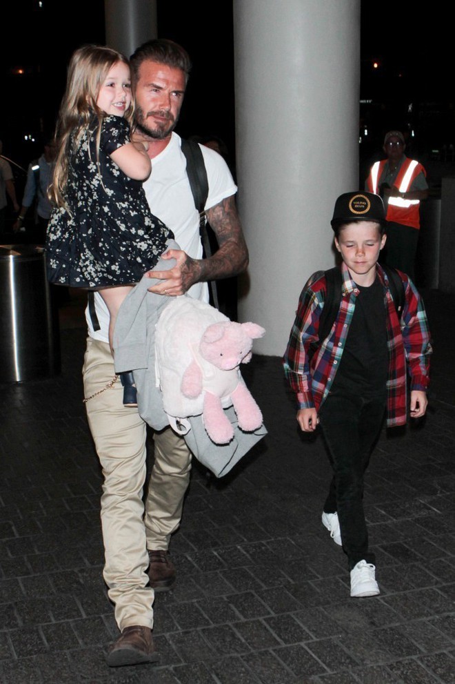 Loạt ảnh chứng minh: D&ugrave; lớn thế n&agrave;o, Harper vẫn sẽ lu&ocirc;n l&agrave; c&ocirc;ng ch&uacute;a nhỏ trong v&ograve;ng tay che chở của Beckham - Ảnh 13.