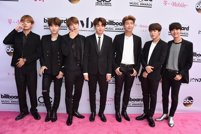 Mỹ nam Jin (BTS) lại khiến fan quốc tế m&ecirc; mẩn v&igrave; qu&aacute; đẹp trai tại Billboard Music Awards - Ảnh 5.