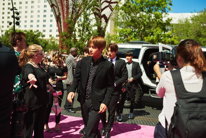 Kh&ocirc;ng chỉ thắng giải, BTS c&ograve;n được Vogue b&igrave;nh chọn l&agrave; nh&oacute;m nhạc mặc đẹp nhất tại Billboard Music Awards - Ảnh 4.