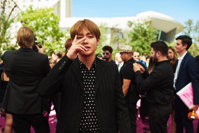 Kh&ocirc;ng chỉ thắng giải, BTS c&ograve;n được Vogue b&igrave;nh chọn l&agrave; nh&oacute;m nhạc mặc đẹp nhất tại Billboard Music Awards - Ảnh 3.