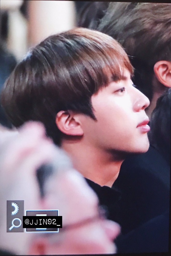 Mỹ nam Jin (BTS) lại khiến fan quốc tế m&ecirc; mẩn v&igrave; qu&aacute; đẹp trai tại Billboard Music Awards - Ảnh 13.