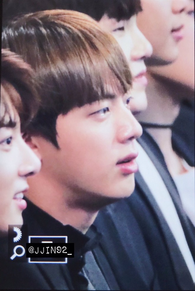 Mỹ nam Jin (BTS) lại khiến fan quốc tế m&ecirc; mẩn v&igrave; qu&aacute; đẹp trai tại Billboard Music Awards - Ảnh 14.