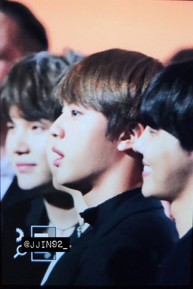 Mỹ nam Jin (BTS) lại khiến fan quốc tế m&ecirc; mẩn v&igrave; qu&aacute; đẹp trai tại Billboard Music Awards - Ảnh 15.