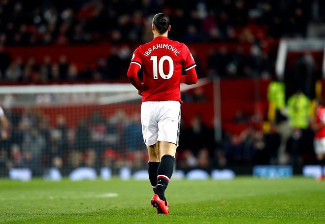 Ibrahimovic hài hước trả lời phỏng vấn trong ngày tái xuất - Ảnh 1.