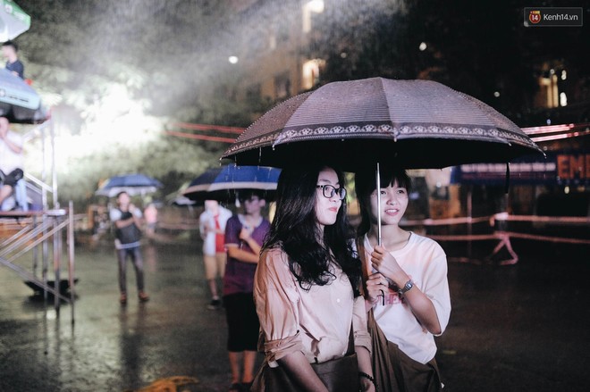 Mưa to như tr&uacute;t vẫn quẩy tưng bừng, chỉ c&oacute; thể l&agrave; sinh vi&ecirc;n Kinh tế Quốc d&acirc;n! - Ảnh 9.