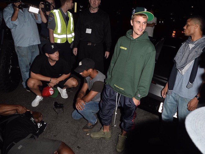 Justin Bieber t&ocirc;ng xe v&agrave;o ph&oacute;ng vi&ecirc;n, khiến nạn nh&acirc;n đau đớn nằm gục giữa đường - Ảnh 5.