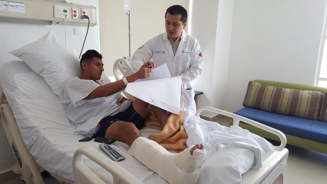 Kinh ho&agrave;ng khoảnh khắc cầu thủ Mexico g&atilde;y đ&ocirc;i ch&acirc;n v&igrave; ghi b&agrave;n thắng - Ảnh 4.