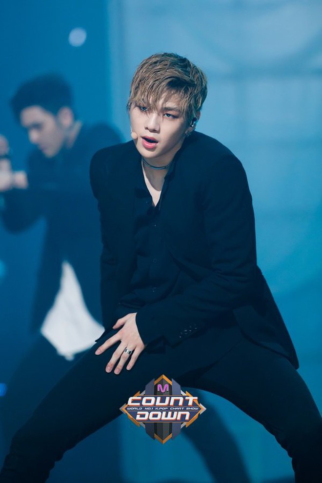 Kết quả hình ảnh cho kang daniel vuốt đùi