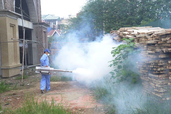 12 quận, huyện Hà Nội báo động đỏ dịch sốt xuất huyết: Đến từng nhà phun thuốc diệt muỗi, bọ gậy - Ảnh 5.