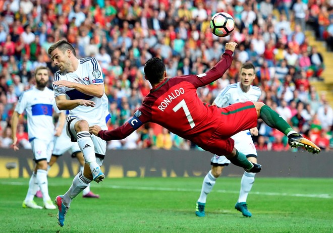 Ronaldo lập hat-trick, vượt mặt Vua bóng đá Pele - Ảnh 5.