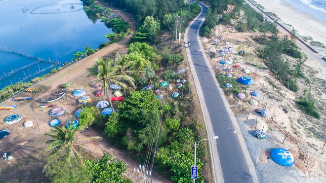 Đẹp m&ecirc; hồn con đường &ldquo;thuyền th&uacute;ng nghệ thuật&rdquo; rực rỡ sắc m&agrave;u cổ t&iacute;ch ở Quảng Nam - Ảnh 3.
