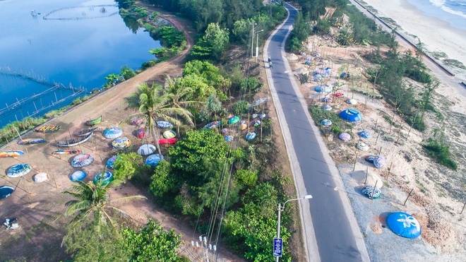 Đẹp mê hồn con đường “thuyền thúng nghệ thuật” rực rỡ sắc màu cổ tích ở Quảng Nam - Ảnh 3.