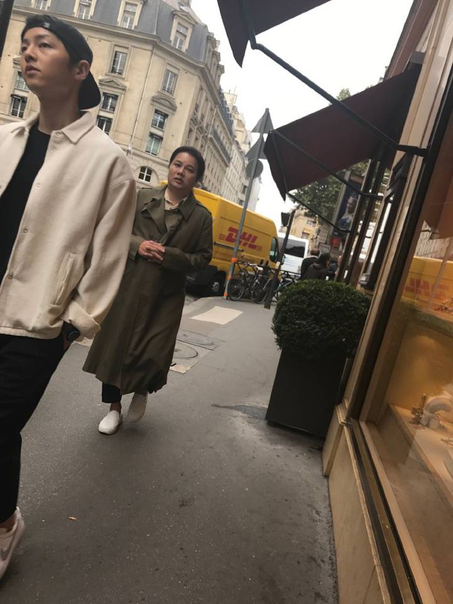 Gần ngày cưới, Song Joong Ki và Song Hye Kyo tay trong tay tình tứ đi mua sắm tại Paris - Ảnh 3.