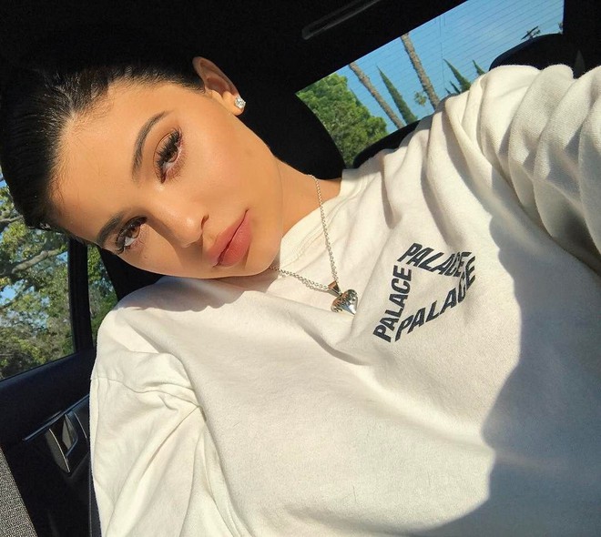44 bức ảnh siêu đẹp và gợi cảm của nữ hoàng selfie Kylie Jenner trong năm 2017 - Ảnh 18.