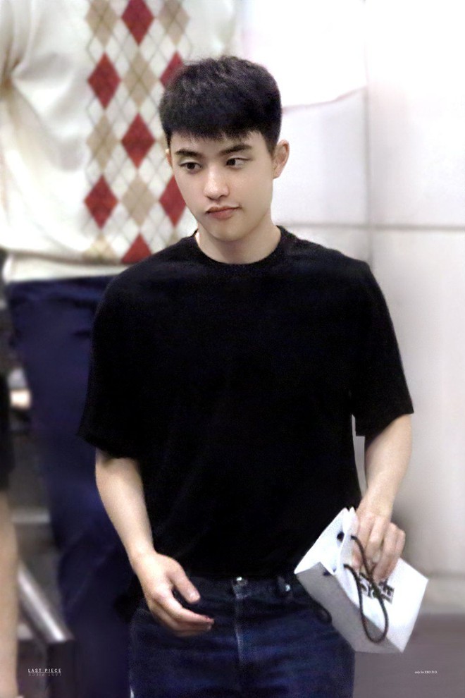 D.O (EXO) khiến người h&acirc;m mộ lo lắng khi bị ph&aacute;t hiện đi mua thuốc l&aacute; - Ảnh 1.