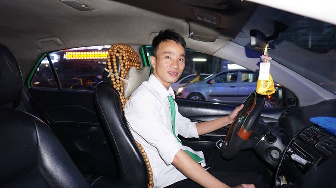 Tài xế kể lại giây phút chồng đỡ đẻ cho vợ trên taxi: Đây là lần đầu tiên tôi đón một bé gái ra đời ngay trên xe - Ảnh 4.