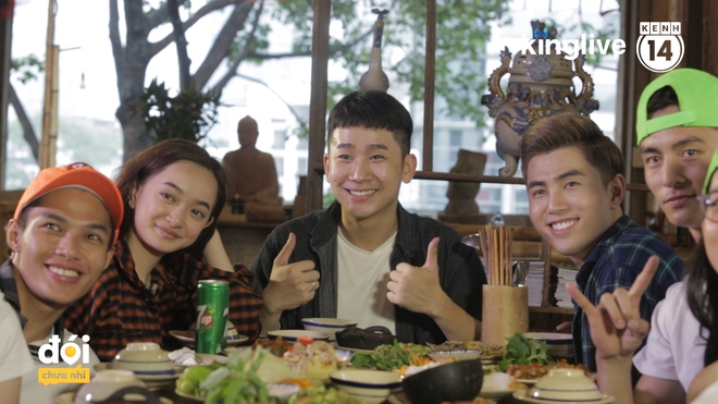 Đ&oacute;i chưa nhỉ: Kh&ocirc;ng được ăn, Kaity v&ocirc; tư nũng nịu, &ocirc;m cổ VJ Tuấn Hải trước mặt Will - Ảnh 1.