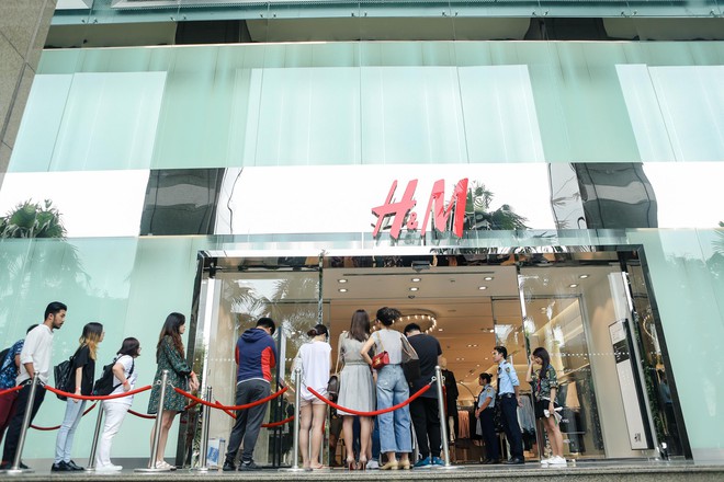 BST ERDEM x H&M chính thức được bày bán tại Vincom Đồng Khởi - Ảnh 4.