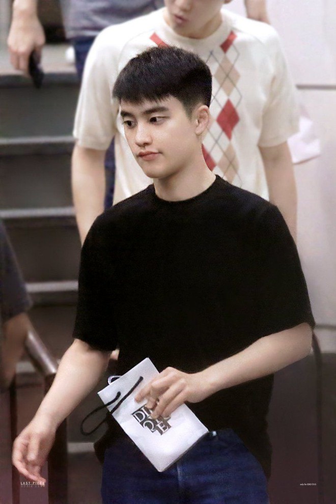 D.O (EXO) khiến người h&acirc;m mộ lo lắng khi bị ph&aacute;t hiện đi mua thuốc l&aacute; - Ảnh 2.