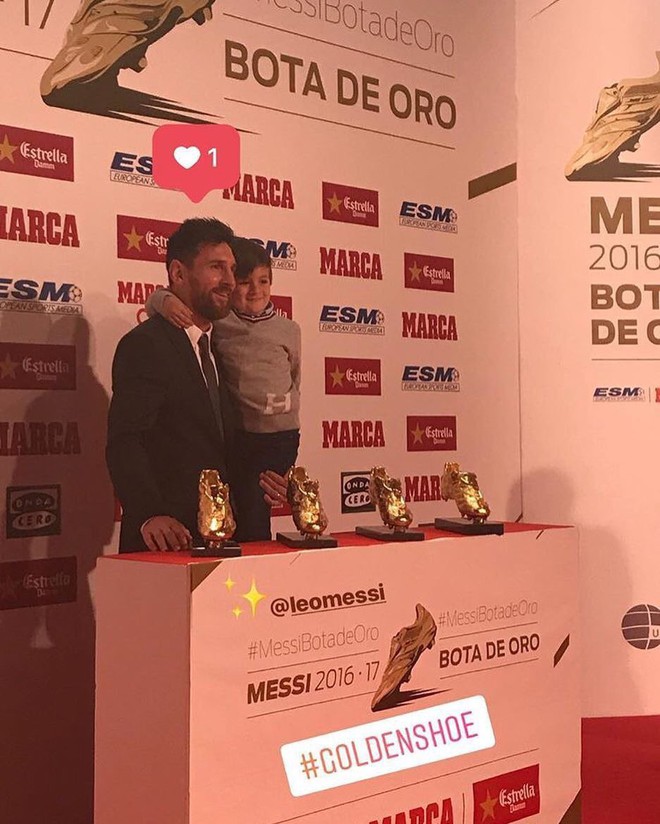 Con trai Messi phùng má siêu dễ thương, cùng cha nhận giải Chiếc giày vàng - Ảnh 2.