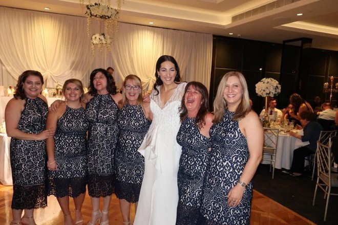 Sự trùng hợp đáng kinh ngạc: 6 cô nàng không hẹn nhưng cùng mặc chiếc váy giống hệt nhau đi dự đám cưới - Ảnh 1.
