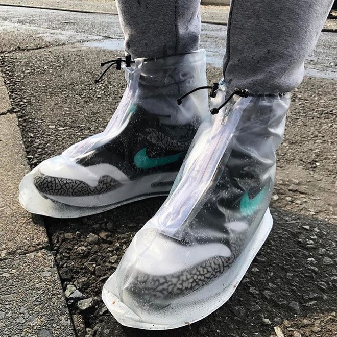 &Aacute;o mưa cho sneaker cuối c&ugrave;ng cũng ra đời - Ảnh 1.