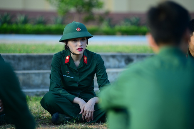 Sao nhập ngũ: Hương Giang Idol nữ tính, lăn xả trong quân đội - Ảnh 7.