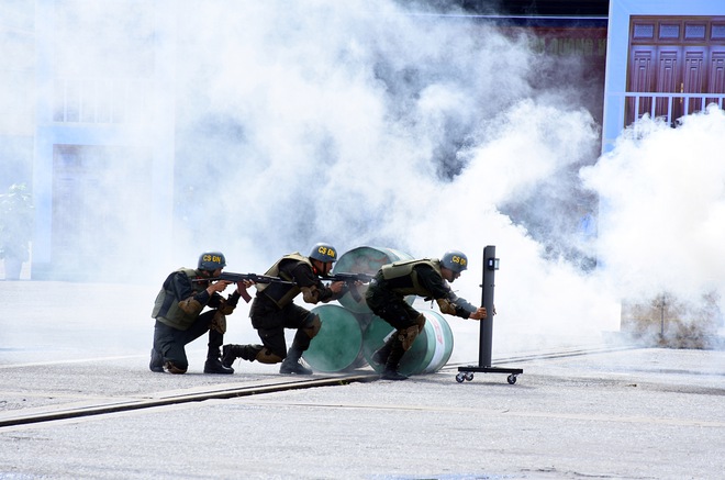 Xem lực lượng đặc nhiệm ở Đà Nẵng diễn tập phòng chống khủng bố như phim hành động - Ảnh 8.