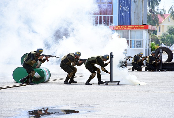 Xem lực lượng đặc nhiệm ở Đà Nẵng diễn tập phòng chống khủng bố như phim hành động - Ảnh 2.