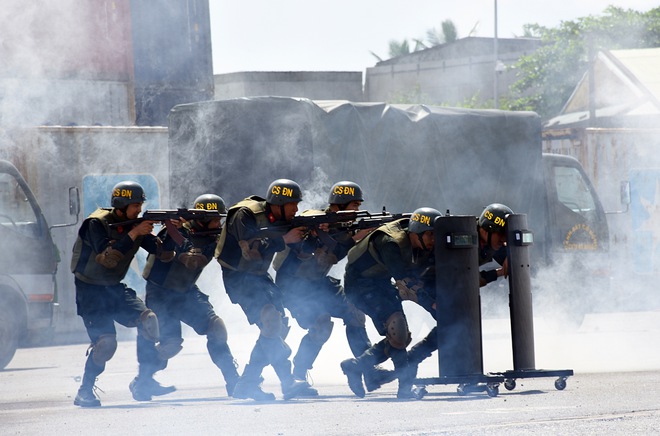 Xem lực lượng đặc nhiệm ở Đà Nẵng diễn tập phòng chống khủng bố như phim hành động - Ảnh 12.