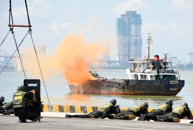 Xem lực lượng đặc nhiệm ở Đ&agrave; Nẵng diễn tập ph&ograve;ng chống khủng bố như phim h&agrave;nh động - Ảnh 3.