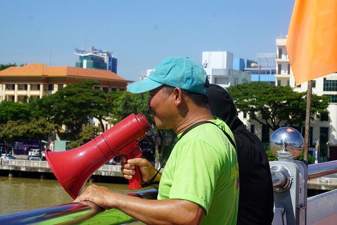 Hàng nghìn người Đà Nẵng đội nắng đổ ra sông Hàn xem đua thuyền ngày 2/9 - Ảnh 7.