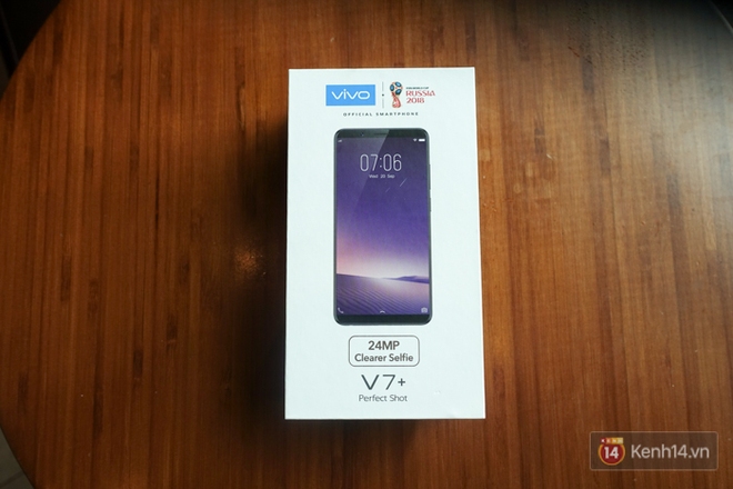Đập hộp v&agrave; trải nghiệm nhanh Vivo V7+: M&aacute;y c&oacute; thiết kế đẹp, camera selfie 24 MP ấn tượng - Ảnh 2.