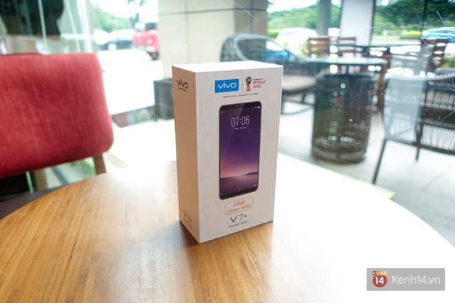 Đập hộp v&agrave; trải nghiệm nhanh Vivo V7+: M&aacute;y c&oacute; thiết kế đẹp, camera selfie 24 MP ấn tượng - Ảnh 1.