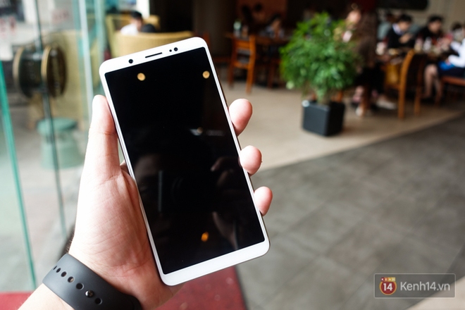 Đ&aacute;nh gi&aacute; chi tiết Vivo V7+: Thiết kế viền mỏng đẹp mắt, chất lượng camera selfie tốt, gi&aacute; 8 triệu đồng! - Ảnh 2.