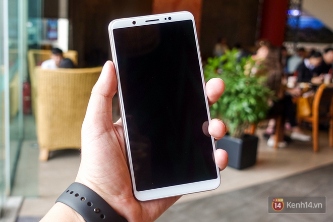 Đập hộp v&agrave; trải nghiệm nhanh Vivo V7+: M&aacute;y c&oacute; thiết kế đẹp, camera selfie 24 MP ấn tượng - Ảnh 7.