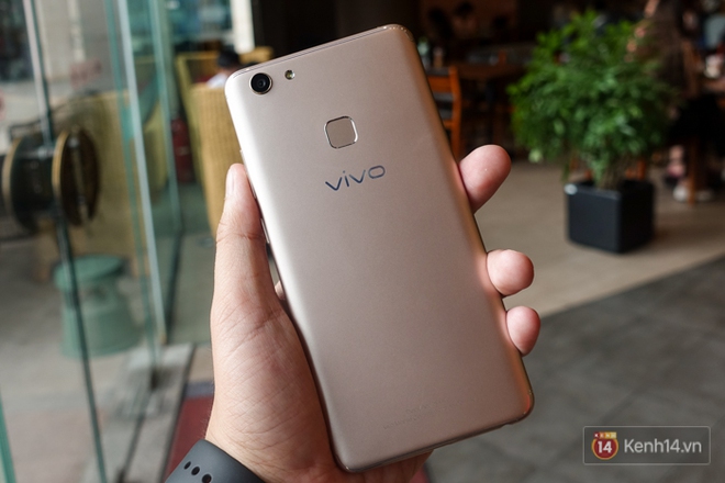 Đập hộp v&agrave; trải nghiệm nhanh Vivo V7+: M&aacute;y c&oacute; thiết kế đẹp, camera selfie 24 MP ấn tượng - Ảnh 8.