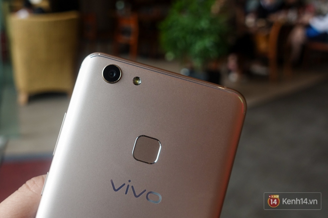 Đập hộp v&agrave; trải nghiệm nhanh Vivo V7+: M&aacute;y c&oacute; thiết kế đẹp, camera selfie 24 MP ấn tượng - Ảnh 13.