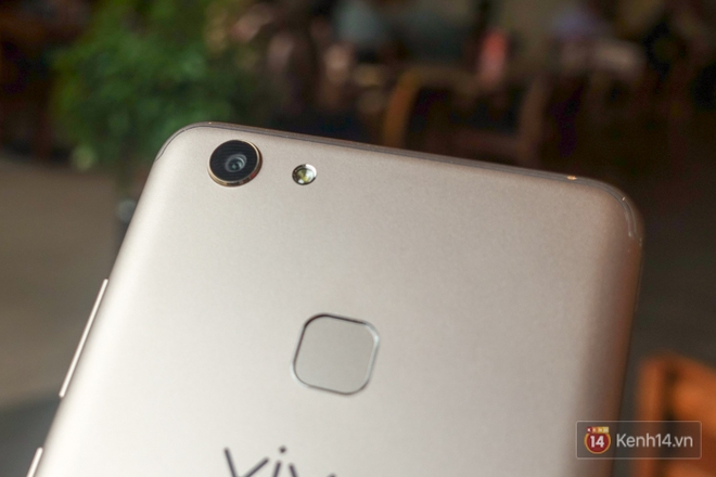 Đ&aacute;nh gi&aacute; chi tiết Vivo V7+: Thiết kế viền mỏng đẹp mắt, chất lượng camera selfie tốt, gi&aacute; 8 triệu đồng! - Ảnh 7.